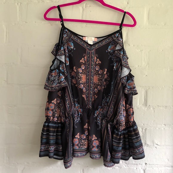 Boutique cold shoulder top - Picture 4 of 5